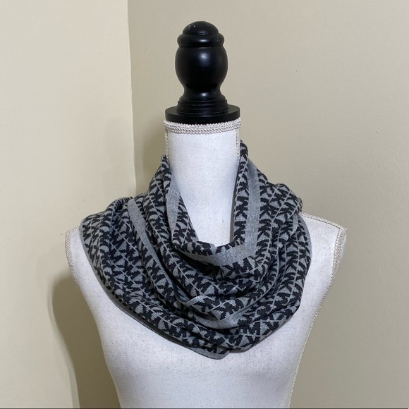 NWOT Michael Kors || Woman’s doble side scarf 🧣 - Picture 8 of 8